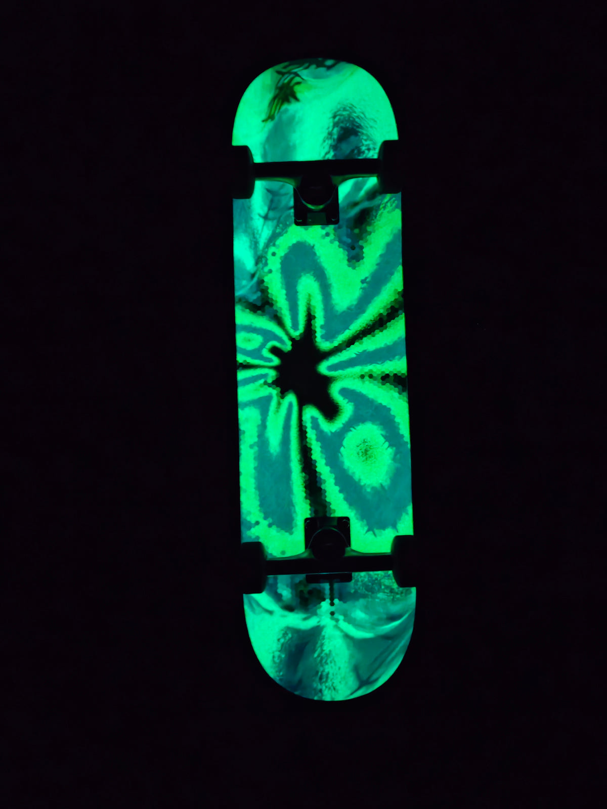 Mania Glow in the dark deck 8.25